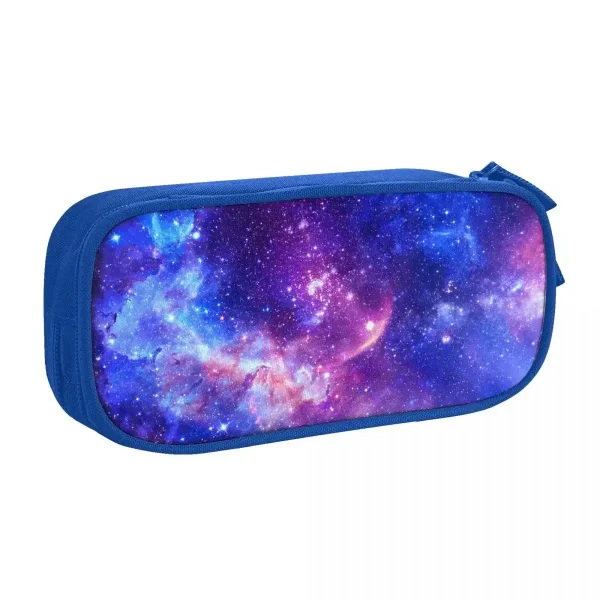 Bolsa escolar com padrão de galáxia estrelada, ideal para guardar materiais escolares. Design colorido representando um céu estrelado com tons de violeta, azul e rosa.