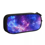 Bolsa escolar com padrão de galáxia cósmica, ideal para guardar canetas, lápis e materiais. Design colorido e inspirador, perfeito para os amantes de astronomia e ciências.