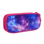 Estojo escolar com padrão de galáxia e estrelas, design colorido e cósmico, ideal para estudantes e amantes de astronomia.