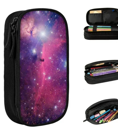 Estojo de armazenamento com padrão de galáxia, ideal para escola, lazer ou viagem, contendo canetas, lápis e acessórios diversos para uma organização prática.
