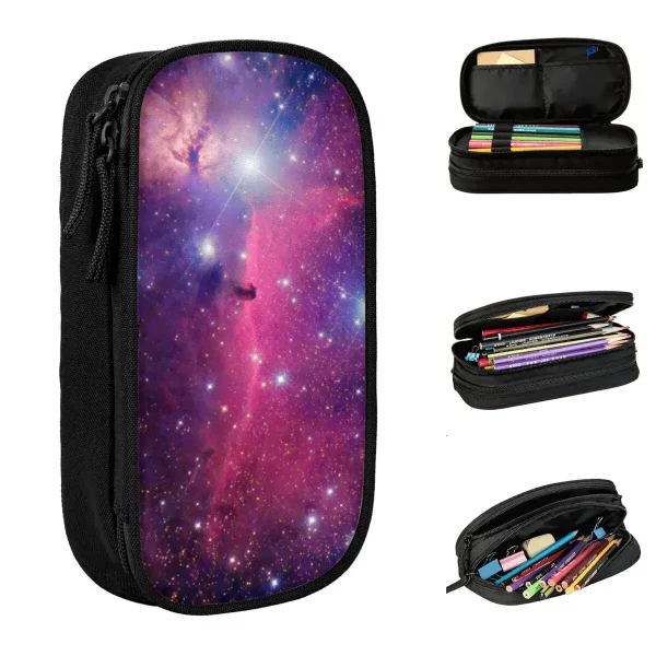 Estojo de armazenamento com padrão de galáxia, ideal para escola, lazer ou viagem, contendo canetas, lápis e acessórios diversos para uma organização prática.