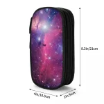 Estojo escolar com padrão de galáxia, ideal para guardar canetas, lápis e pequenos acessórios. Design espaçoso e prático, perfeito para estudantes e amantes de astronomia.