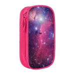 Estojo escolar com padrão de galáxia, ideal para guardar material e acessórios escolares, design colorido e espaçoso para uma organização prática.