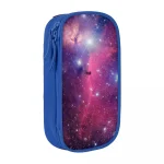 Estojo escolar com padrão de cosmos estrelado, ideal para guardar material escolar, design colorido e espaçoso para crianças e adolescentes.