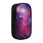 Estojo escolar com padrão de galáxia colorida, ideal para estudantes e amantes de astronomia, trazendo um toque cósmico ao seu material escolar.