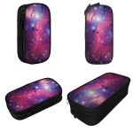 Mochila e estojo com padrão de galáxia estrelada.
