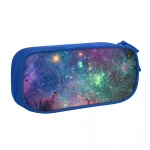 Estojo escolar com padrão de galáxia, ideal para guardar canetas, lápis e materiais escolares, com um design inspirado no universo e nas estrelas, perfeito para os amantes de astronomia.