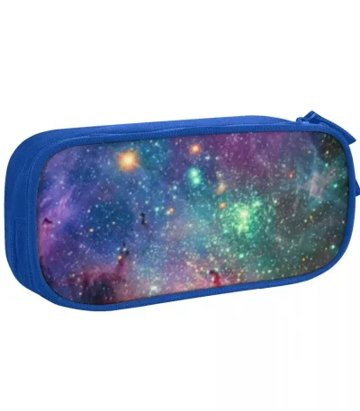 Estojo escolar com padrão de galáxia, ideal para guardar canetas, lápis e materiais escolares, com um design inspirado no universo e nas estrelas, perfeito para os amantes de astronomia.