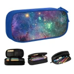 Estojo escolar azul com design de galáxia, aberto mostrando lápis, canetas e material escolar colorido, ideal para estudantes de ciências e astronomia.