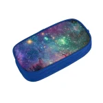Estojo azul com padrão de galáxia colorida, ideal para materiais escolares ou gadgets científicos.