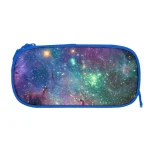 Bolsa escolar com padrão de galáxia estrelada, ideal para guardar materiais escolares. Design colorido representando um céu estrelado com tons de azul, verde e violeta. Perfeita para os amantes de.