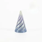 Pirâmide em vidro soprado com espiral violeta e branca, decoração científica elegante, ideal para decoração de escritório ou interior.