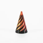 Vaso de vidro soprado com padrões em espiral laranja, preto e dourado, ideal para decoração interior ou como objeto de coleção.