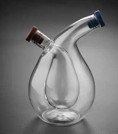 Balão de vidro de laboratório com dois colos inclinados, ideal para experiências científicas ou decoração.