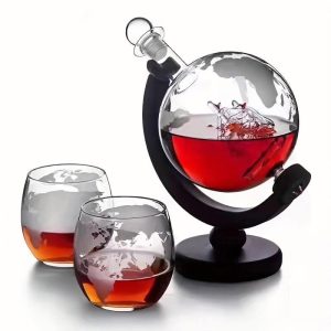Garrafa de laboratório em vidro contendo um líquido vermelho, usada como decoração científica ou objeto de coleção.