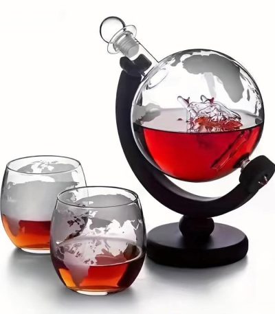 Garrafa de laboratório em vidro contendo um líquido vermelho, usada como decoração científica ou objeto de coleção.