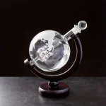 Globo de vidro com telescópio em miniatura no interior, decoração de escritório ou estudo.
