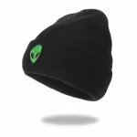 Boné preto com logotipo de extraterrestre verde, estilo streetwear, ideal para os fãs de ficção científica e moda urbana.
