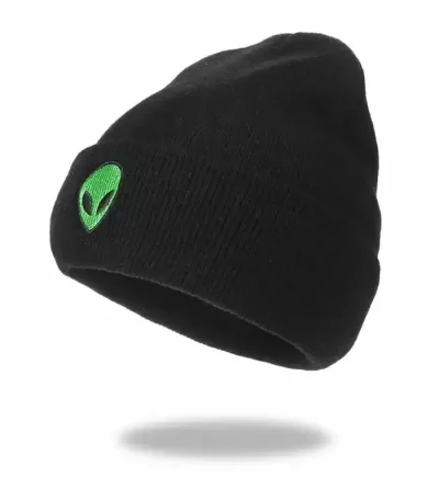 Boné preto com logotipo de extraterrestre verde, estilo streetwear, ideal para os fãs de ficção científica e moda urbana.