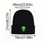 Balaclava preta com logotipo de extraterrestre verde, ideal para acessórios de ficção científica ou decoração temática.