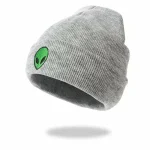 Gorro de lã cinza com um logotipo de extraterrestre verde bordado, perfeito para um estilo casual e original.