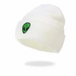 Gorro branco de lã com um logotipo de extraterrestre verde e preto, perfeito para os fãs de ficção científica e estilo casual.