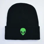 Boné preto com logotipo de extraterrestre verde, estilo streetwear, acessório moderno para os fãs de ficção científica e astronomia.