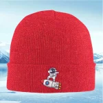 Boné vermelho com padrão de astronauta e foguete, ideal para os amantes de ciência e exploração espacial.