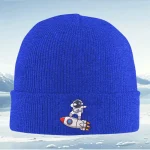 Gorro de lã azul com um desenho de astronauta e foguete, perfeito para os amantes de ciência e exploração espacial.