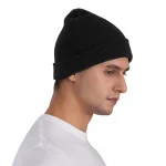 Gorro de lã preto unissex, quente e confortável, ideal para o inverno, com um design simples e elegante, perfeito para completar um visual descontraído ou urbano.
