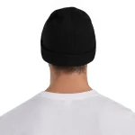 Chapéu de lã preto usado por um homem visto de costas, ideal para um estilo descontraído ou invernal.