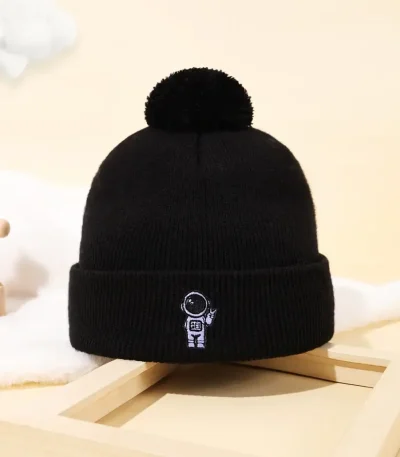 Gorro preto de lã com pompom e logotipo de um astronauta, ideal para os amantes de ciência e astronomia, perfeito para o inverno ou como acessório de decoração científica.