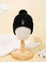Gorro de lã preto com logotipo científico, adornado com um pompom, apresentado num manequim de madeira, ideal para acessórios de moda e decoração científica.