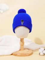 Gorro de lã azul com um pequeno logotipo de astronauta bordado, adornado com um pompom de lã. Perfeito para os amantes de ciência e estilo descontraído.