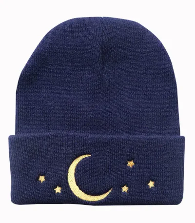 Gorro de lã azul-marinho adornado com um padrão de lua e estrelas douradas, perfeito para o inverno ou como acessório de moda original.