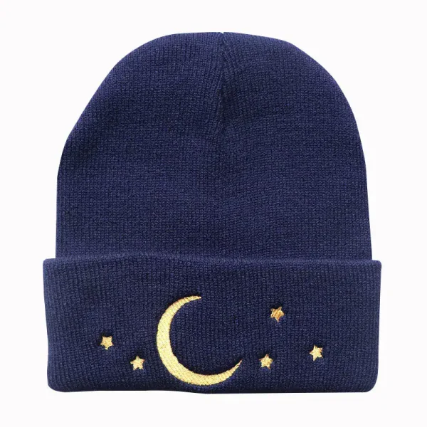 Gorro de lã azul-marinho adornado com um padrão de lua e estrelas douradas, perfeito para o inverno ou como acessório de moda original.