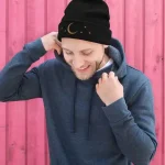 Gorro preto com padrões de lua e estrelas, perfeito para os amantes de astronomia e estilo descontraído.