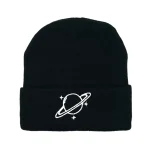 Gorro preto de lã com design de um planeta e estrelas, perfeito para os amantes de astronomia e estilo científico.