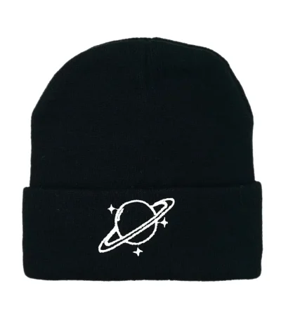 Gorro preto de lã com design de um planeta e estrelas, perfeito para os amantes de astronomia e estilo científico.