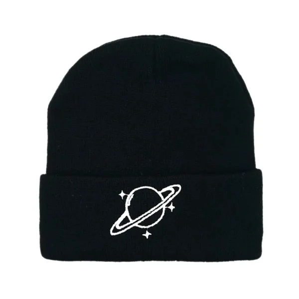 Gorro preto de lã com design de um planeta e estrelas, perfeito para os amantes de astronomia e estilo científico.