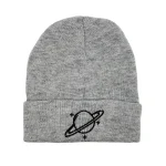 Gorro cinza de lã com bordado de um planeta rodeado por anéis, perfeito para um estilo descontraído e cósmico.