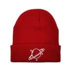 Gorro de lã vermelho com logotipo de planeta e anel branco, perfeito para os amantes de ciência e astronomia.