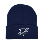 Gorro de lã azul-marinho com logotipo de um planeta e anéis, perfeito para os amantes de ciência e astronomia. Acessório quente e moderno para o inverno.