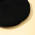 Microfone com suporte de espuma preta, ideal para gravação de som em estúdio ou em movimento.