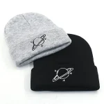 Gorro de algodão com padrão do planeta Saturno, ideal para os amantes de astronomia e estilo descontraído.