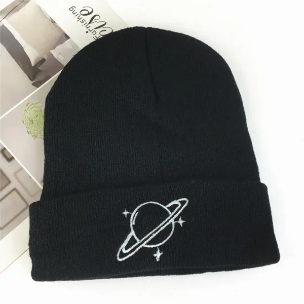 Gorro preto com padrão planetário e estrelas, ideal para os amantes de astronomia e ciências, perfeito para o inverno ou como acessório moderno.
