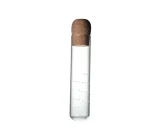 Pipeta em vidro com tampa de cortiça, usada para experiências científicas ou como objeto de decoração científica.