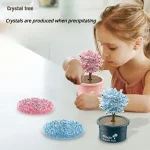 Árvore de cristal em vaso decorativo, ilustrando a formação de cristais durante a precipitação. Perfeita para decoração científica ou educativa, este modelo colorido fascina com seus cristais brilhantes.
