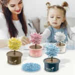 Pequena árvore de cristal colorido em um vaso, ideal para decoração ou atividade lúdica para crianças, com uma mãe e uma filha brincando juntas.