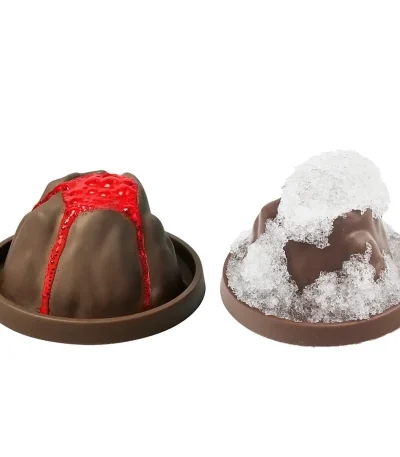 Dois moldes de chocolate decorados, um com açúcar de confeiteiro e outro com calda vermelha, perfeitos para uma apresentação gourmet e científica.